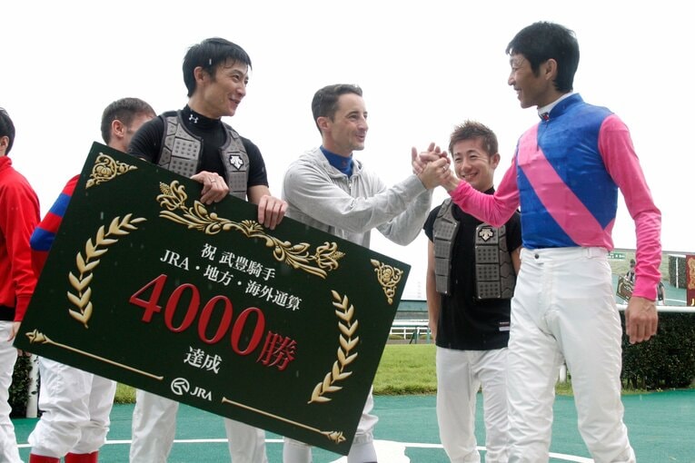 武豊が通算4000勝を飾った際、祝福するルメール　©Eiichi Yamane/AFLO