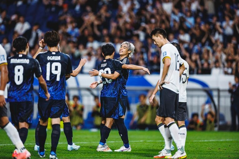 ゴールを決めた久保建英とハグする伊東純也　©Kiichi Matsumoto