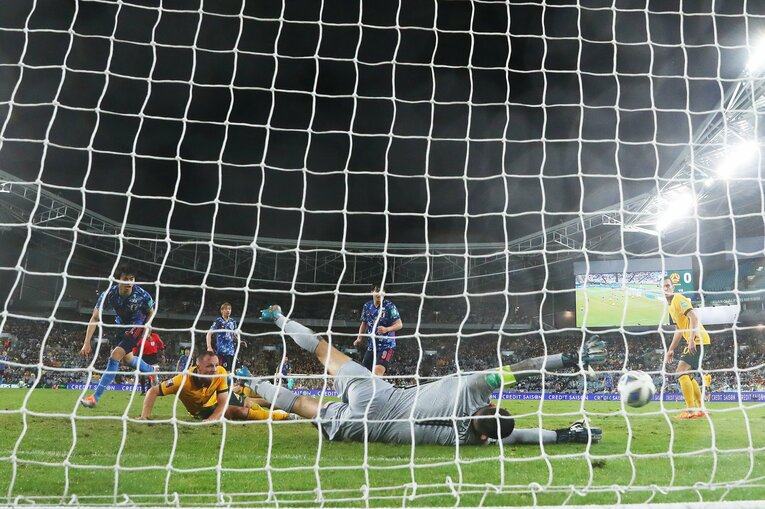 川崎フロンターレ出身選手の鮮やかな連携から生まれた三笘薫の先制点　©Getty Images