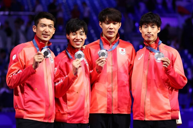 フェンシング男子エペ団体で銀メダルを獲得した日本（左から見延和靖、加納虹輝、山田優、古俣聖）。選手たちの胃袋を支えた“超人気店のおむすび”とは ／ photograph by Ryosuke Menju/JMPA