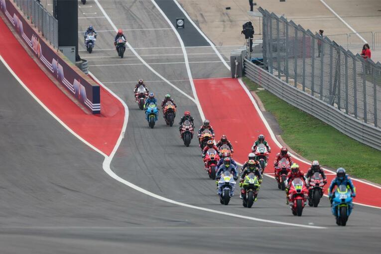 赤旗中断で混乱のなか再スタートとなったアメリカズGP　©Satoshi Endo