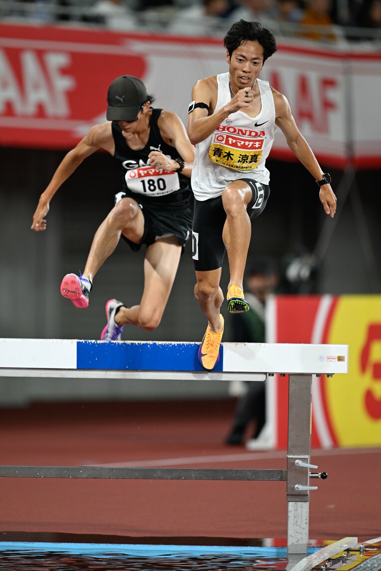 【2026日本選手権】男子3000mSCで小原響とのデッドヒートを制して3連覇を決めた青木涼真　©Asami Enomoto