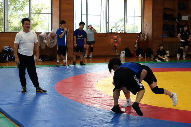 藤波朱理の練習を見守る父・俊一さん　©Koji Fuse