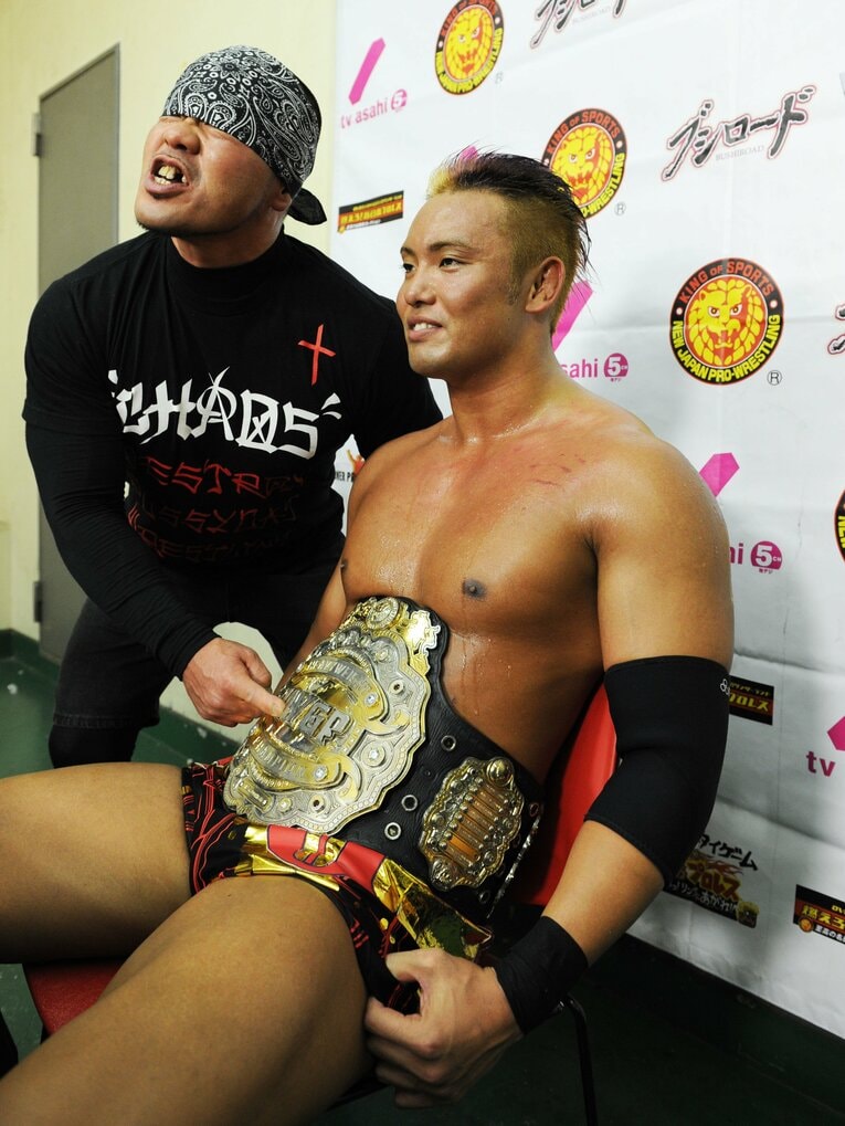 ベルトを巻いたオカダ・カズチカとマネジャーの外道　©Essei Hara