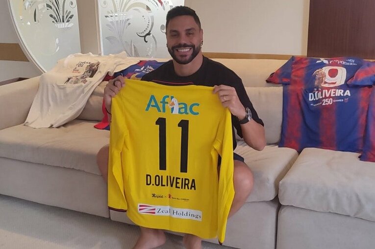 柏時代のユニフォームを手に ©Hiroaki Sawada