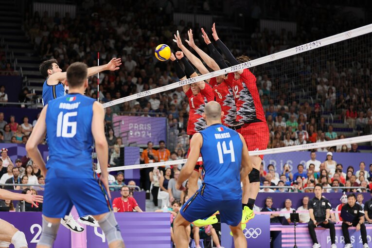 イタリア戦。左の西田有志はグーブロック、ほかの2人は通常のブロックをしている　©JMPA