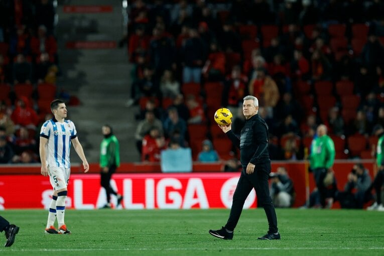 前半終了と同時に、審判の元へ向かうマジョルカ監督アギーレ。荒れた試合を象徴するシーンの一つだった　©Daisuke Nakashima