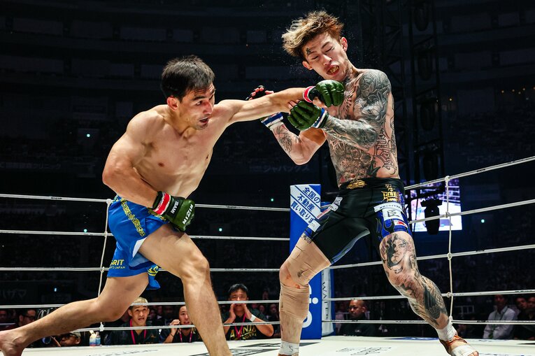ダウトベックの左ストレートが平本蓮の顔面をとらえた瞬間（2枚目／全5枚） ©RIZIN FF Susumu Nagao