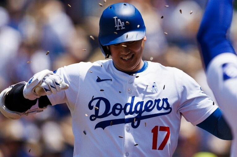 ドジャースのチームメイトに本塁打を祝福される大谷翔平。いろいろな方法で、かつてエンゼルスでも祝われた ／ photograph by Getty Images