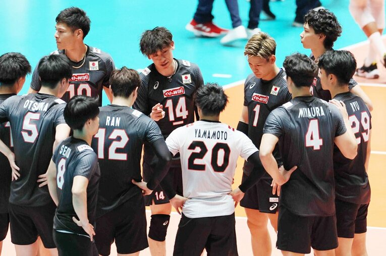 フルセットの末にエジプトに敗れ、コート上に集まる選手たち。キャプテン石川祐希の声かけで前を向いた ／ photograph by JIJI PRESS