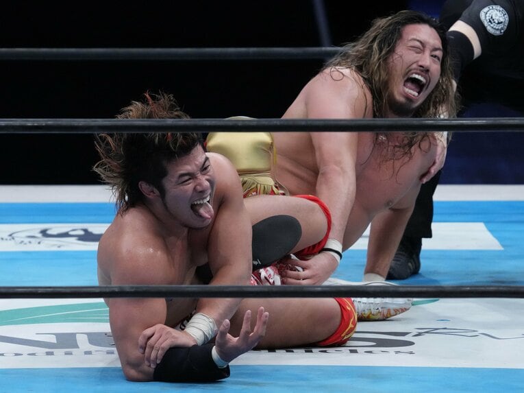 辻陽太を足4の字固めで攻める上村優也　©Essei Hara