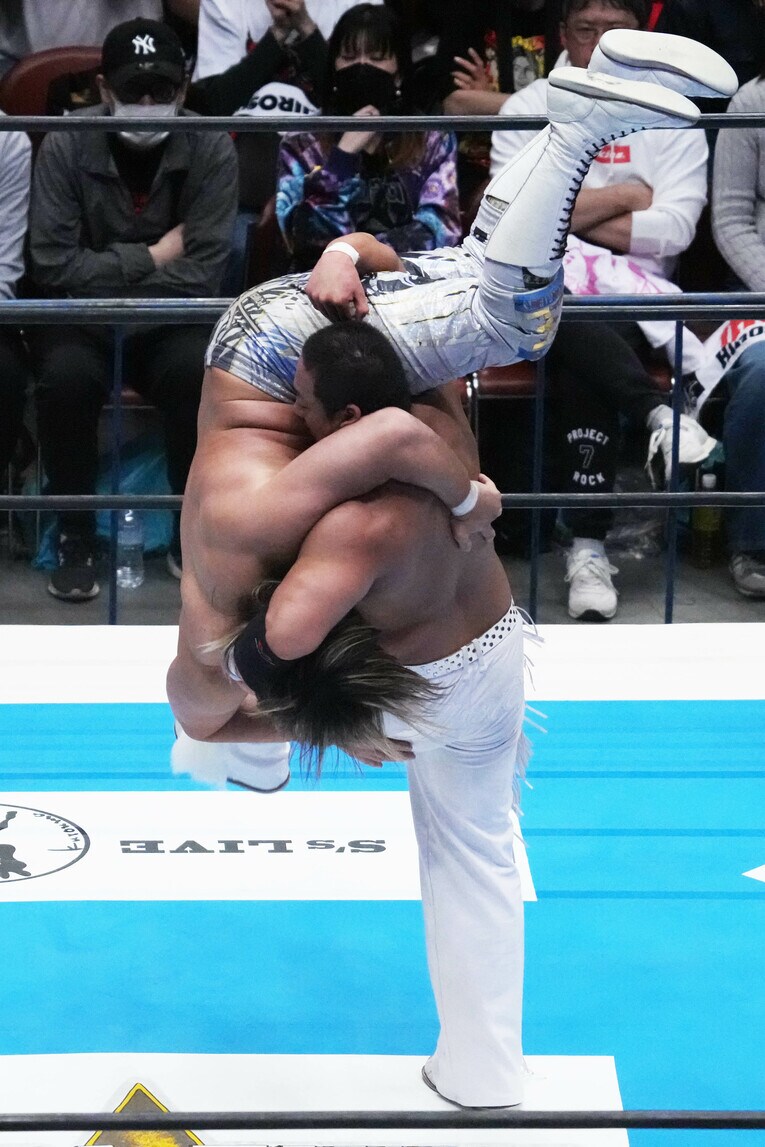 とどめのパイルドライバー（Chapter2）を繰り出す海野翔太　©Essei Hara