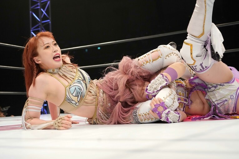 首4の字で中野たむを攻める上谷沙弥