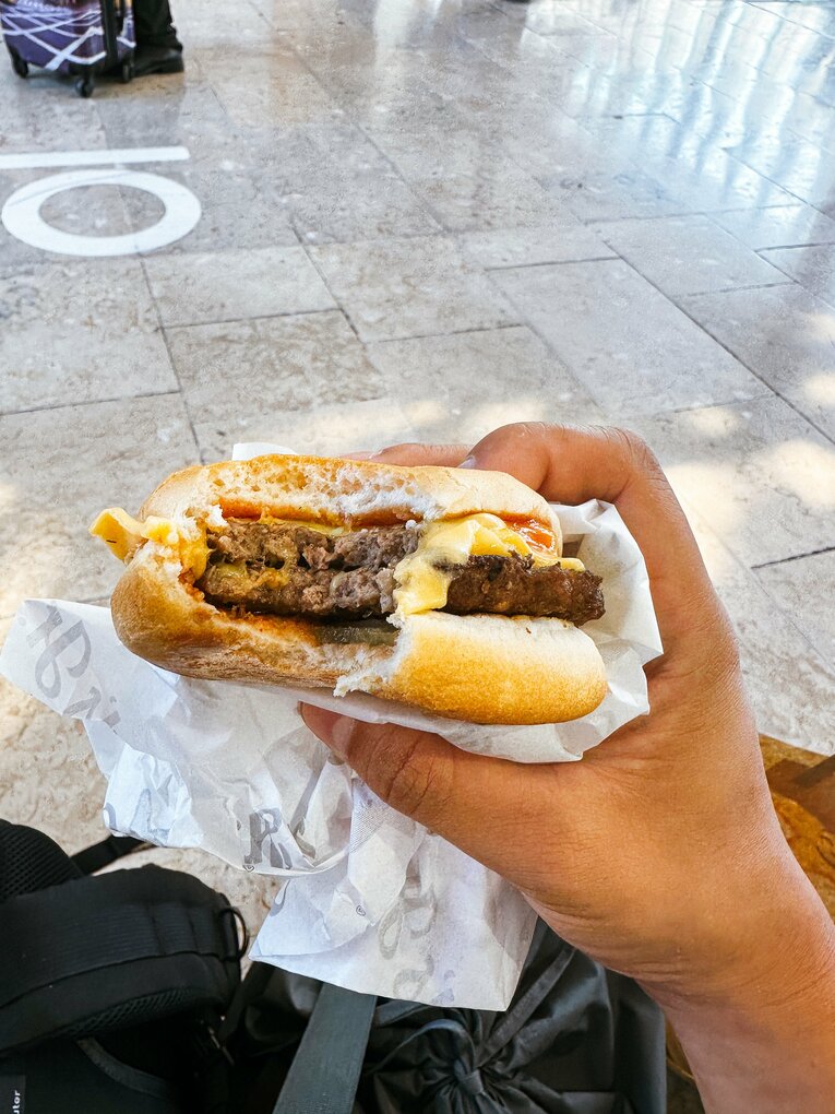 地べたで食べたチーズバーガー、ひとつ5.2ユーロ（約820円）
