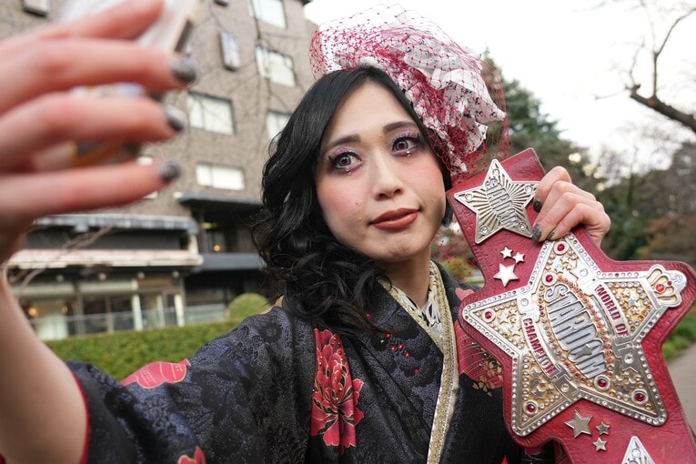 プロレス大賞MVP・上谷沙弥の振袖撮りおろしフォト　©Essei Hara