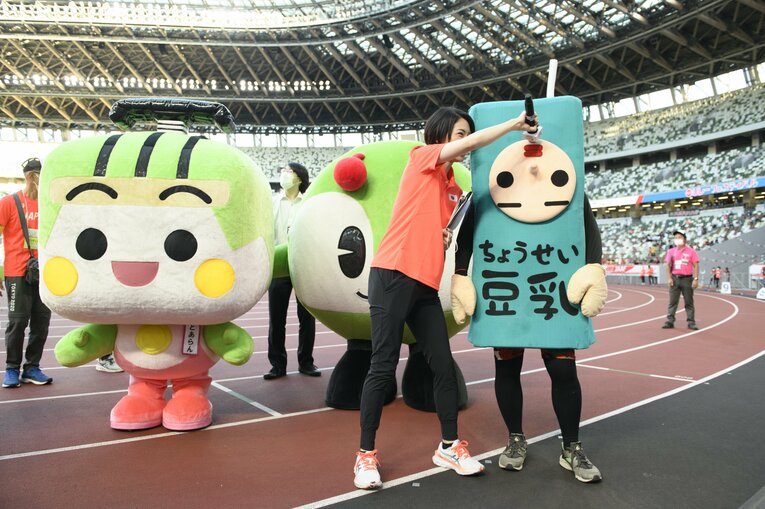 興奮冷めやらぬちょうせい豆乳くんは逆さまになってしまった「顔」もそのままにインタビューに答える　©Hirofumi Kamaya