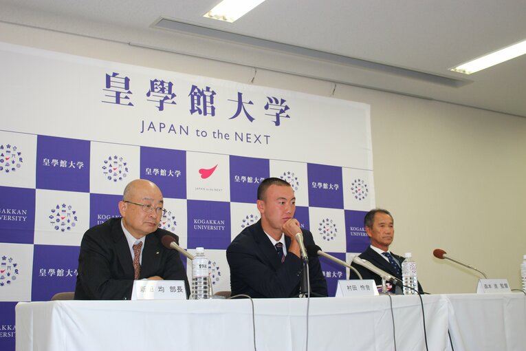 左から新田均部長、村田、森本進監督