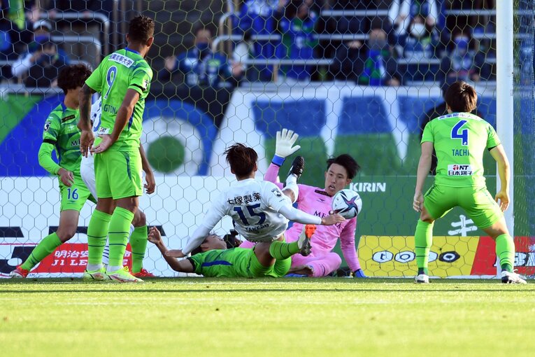 負ければ降格が決まっていた第37節の湘南戦で、岸本武流はサインプレーのこぼれ球をゴールに押し込んだ