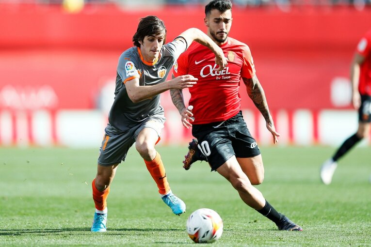 久保建英が“不可解判定”に怒った！ ラフプレーに抗議→イエローも…「バモス！クボ」とファンが信頼する理由〈撮影者の視点〉(38)