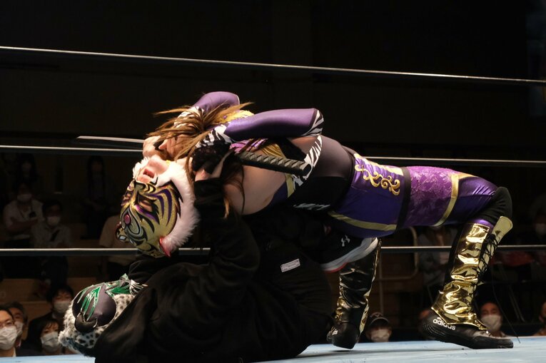 タイガー・クイーンを激怒させた“ヒール殺法”…乱入に凶器攻撃、待望のライバルは何でもありの“闇の軍団”？(17)