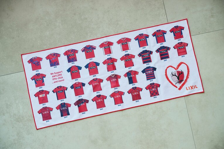 アントラーズの歴代ユニフォームをデザインしたオリジナルタオル　©Yuki Suenaga