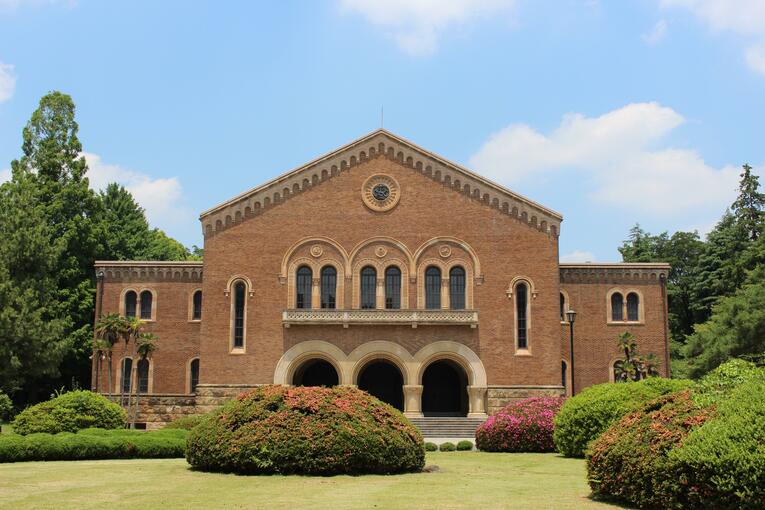 国立市にある一橋大学。難関大学として有名で偏差値は70を超えることも／東京都HPより引用