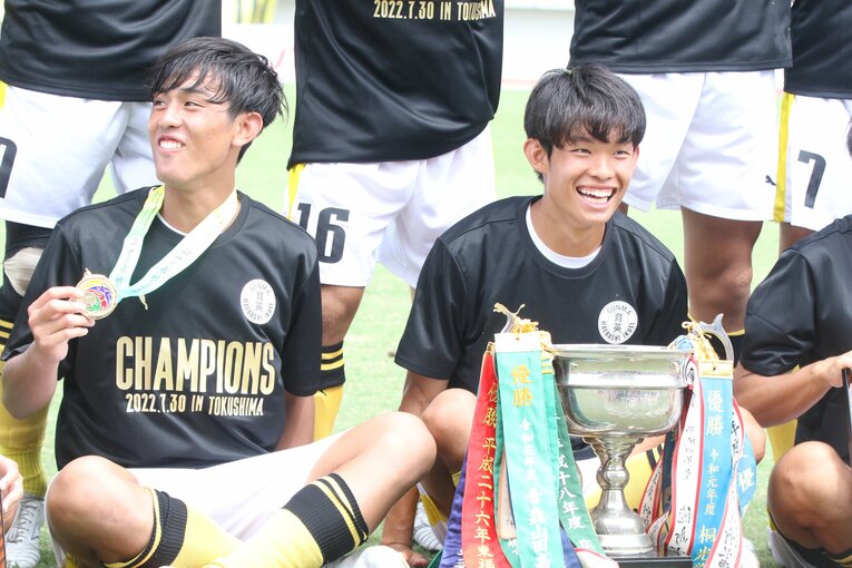 インターハイの優勝杯を手にする喜ぶ徳永（右）　©︎Takahito Ando