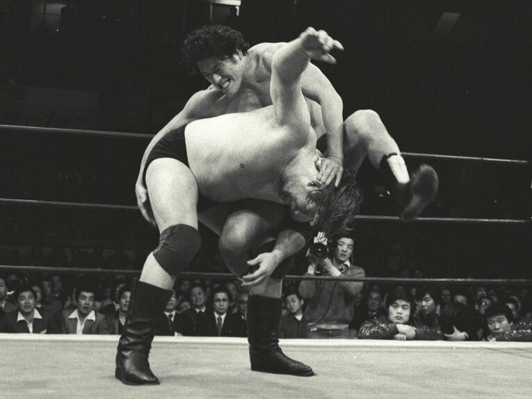 1980年2月の対戦。猪木との試合は、ハンセンのキャリアに大きな影響を与えた　©Essei Hara