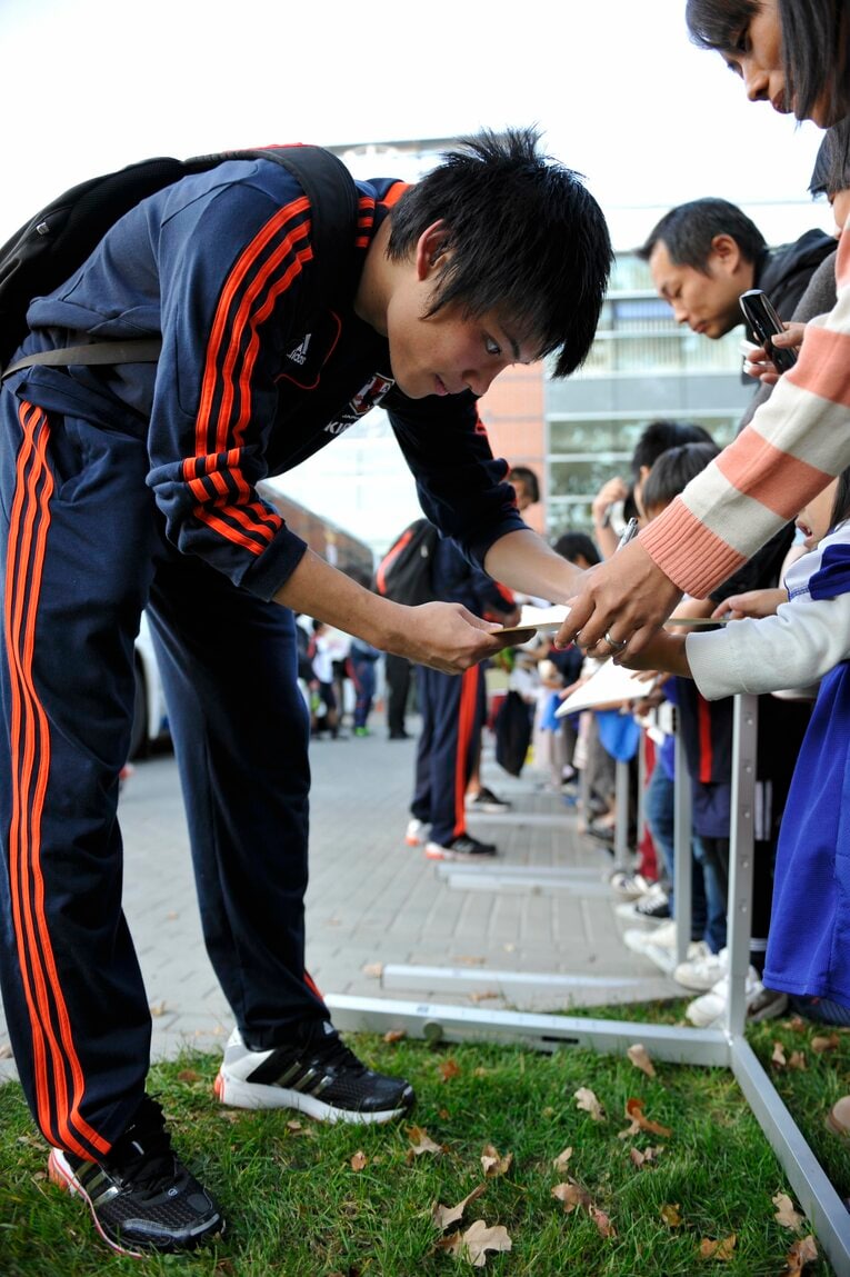 2012年10月、ポーランドでファンにサインする宮市亮　©Takuya Sugiyama