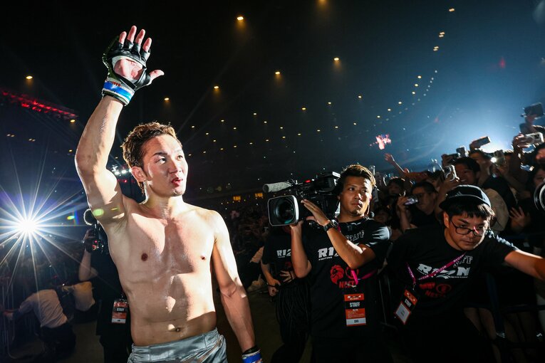 クレベルへのリベンジに成功し、歓声に応える朝倉　©RIZIN FF Susumu Nagao