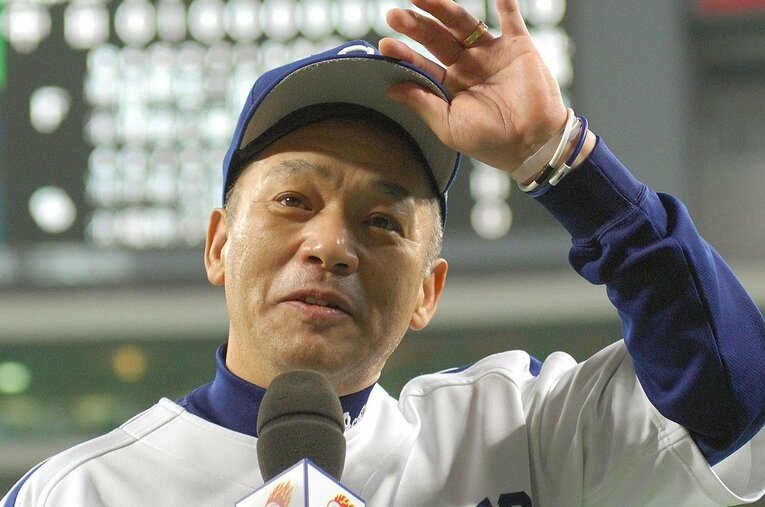 2007年日本シリーズ第5戦、山井大介→岩瀬仁紀の“完全試合継投”で勝利し、優勝インタビューに答える中日の落合博満監督 ／ photograph by JIJI PRESS