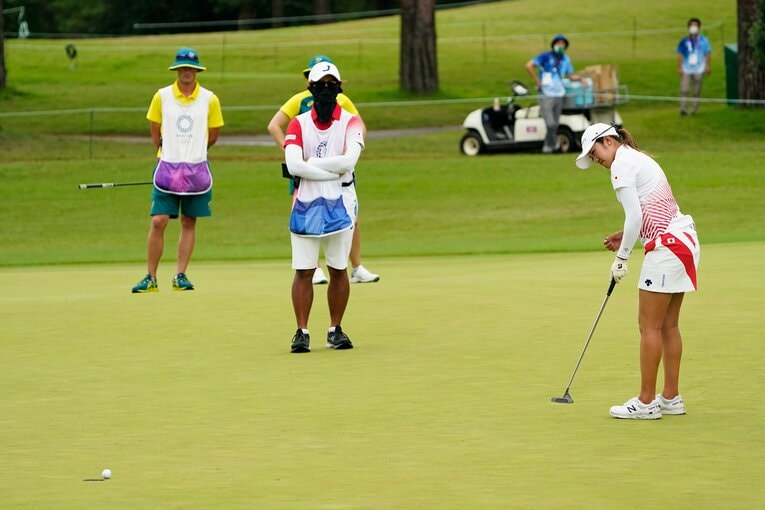 最終日17番でバーディパットを沈める稲見萌寧　©︎Shizuka Minami