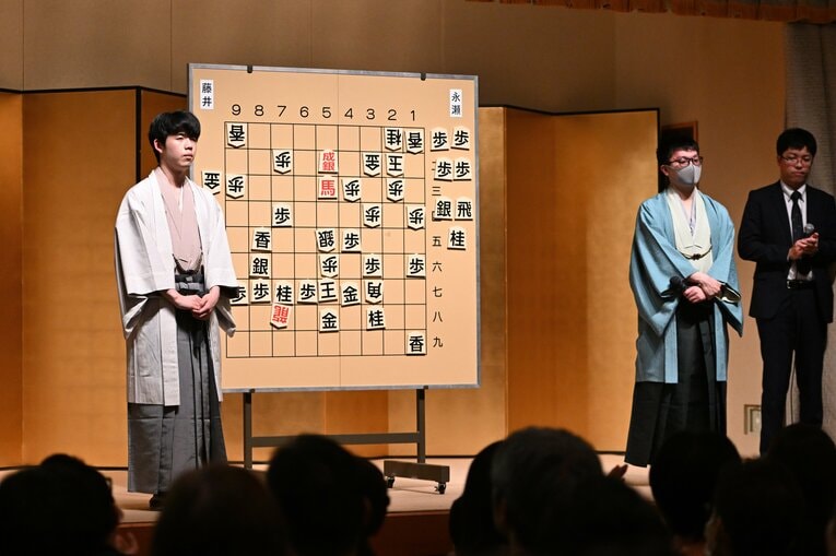 マスクをつけたまま、大盤解説の会場に姿を見せた永瀬　©Keiji Ishikawa