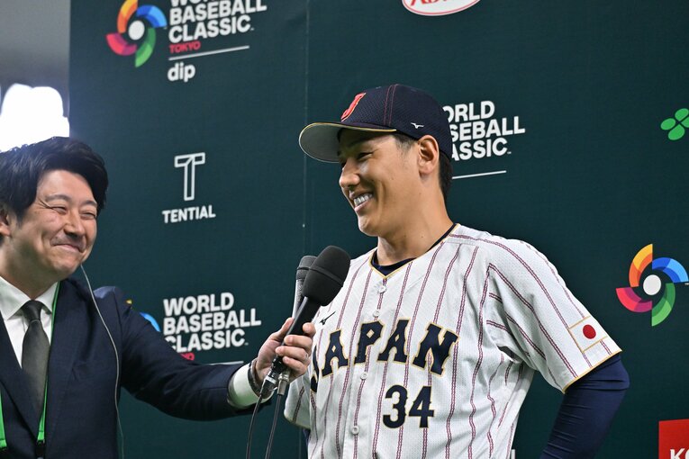 オーストラリア戦のお立ち台で笑顔の吉田正尚　©︎Hideki Sugiyama