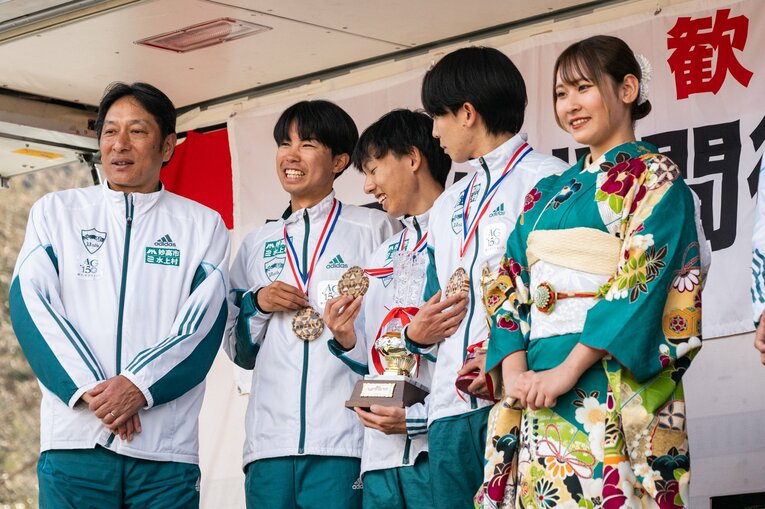 笑顔でメダルを掲げる青学大の選手たち　©Nanae Suzuki