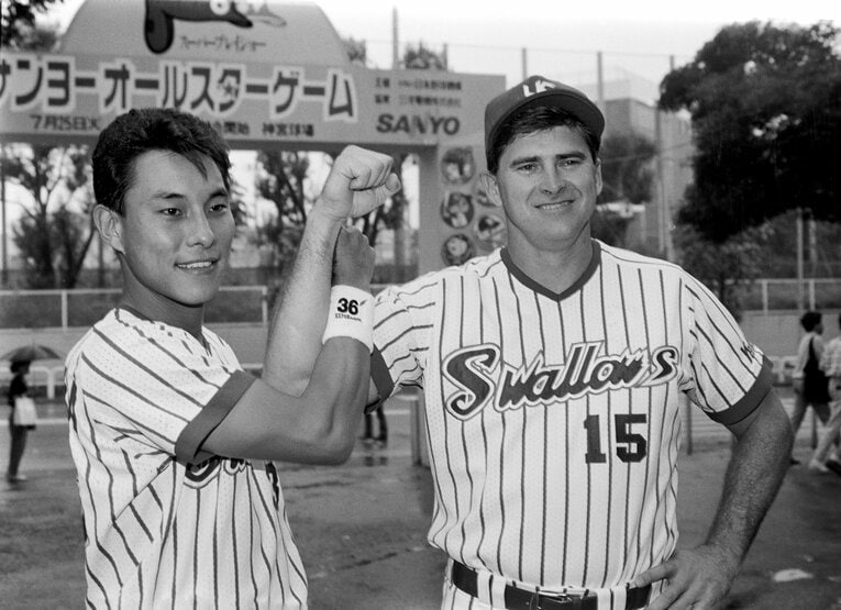 1989年、オールスターファン投票で最高得票を獲得し喜ぶ池山隆寛と一塁手部門1位のパリッシュ　©JIJI PRESS
