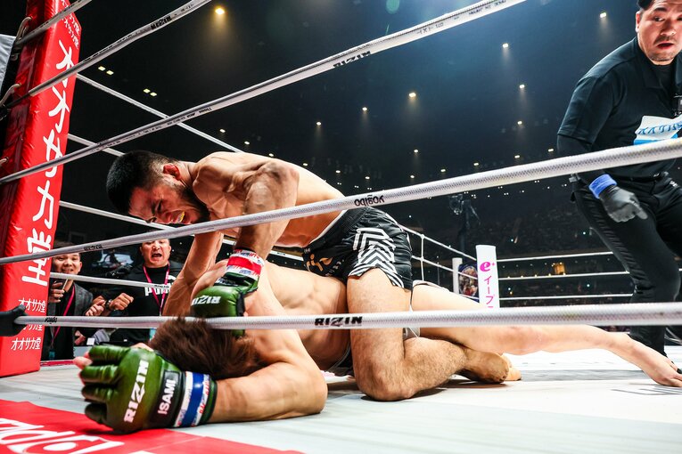 朝倉未来の側頭部にパウンドを落とすシェイドゥラエフ。“硬い打撃音”がリングサイドにも聞こえていた　©Susumu Nagao
