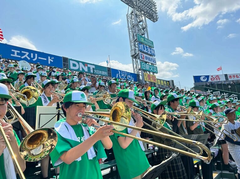 滋賀学園ジャズオーケストラ部。彦根東高校吹奏楽部も友情応援に駆けつけた　©Yukiko Umetsu