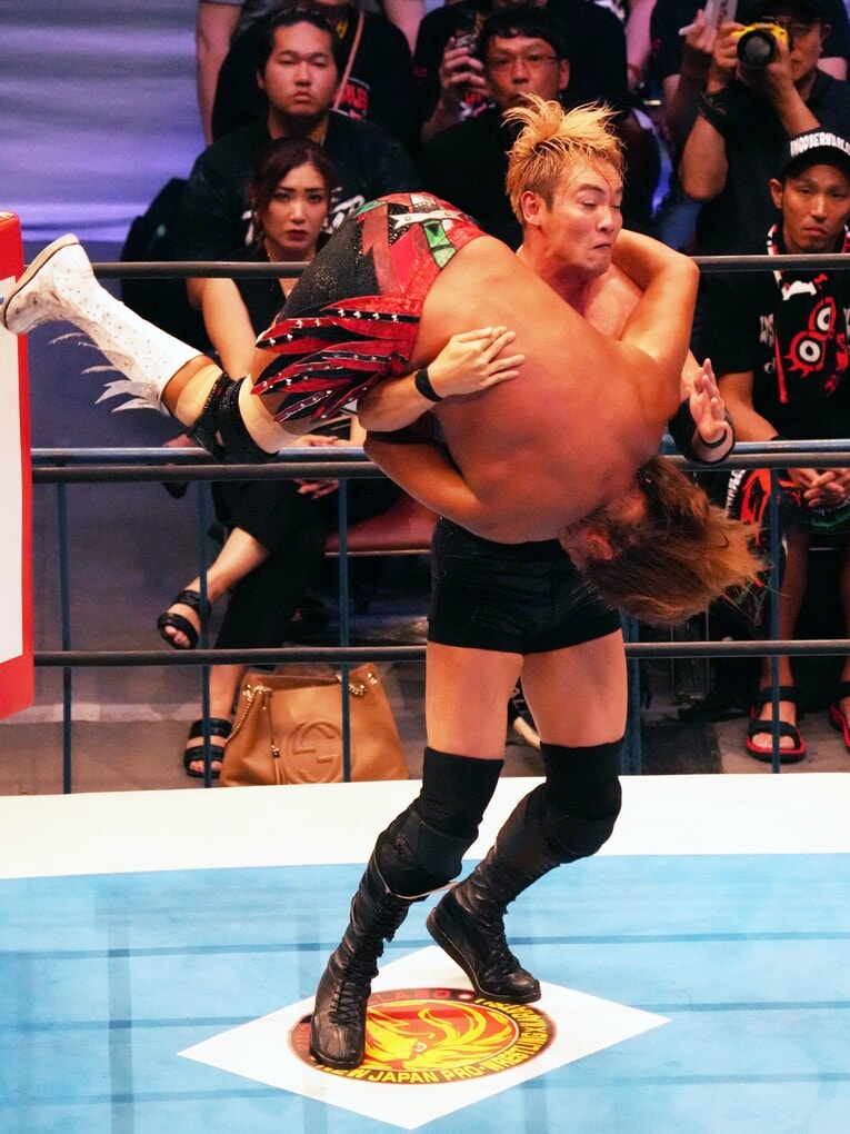 オカダ・カズチカに体を預けてデスティーノに持っていく内藤哲也