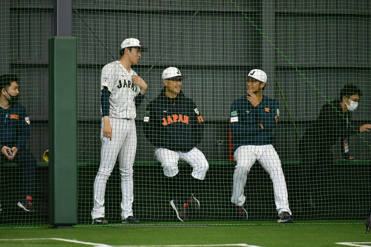 佐々木朗希に声をかけるダルビッシュ　©Hideki Sugiyama