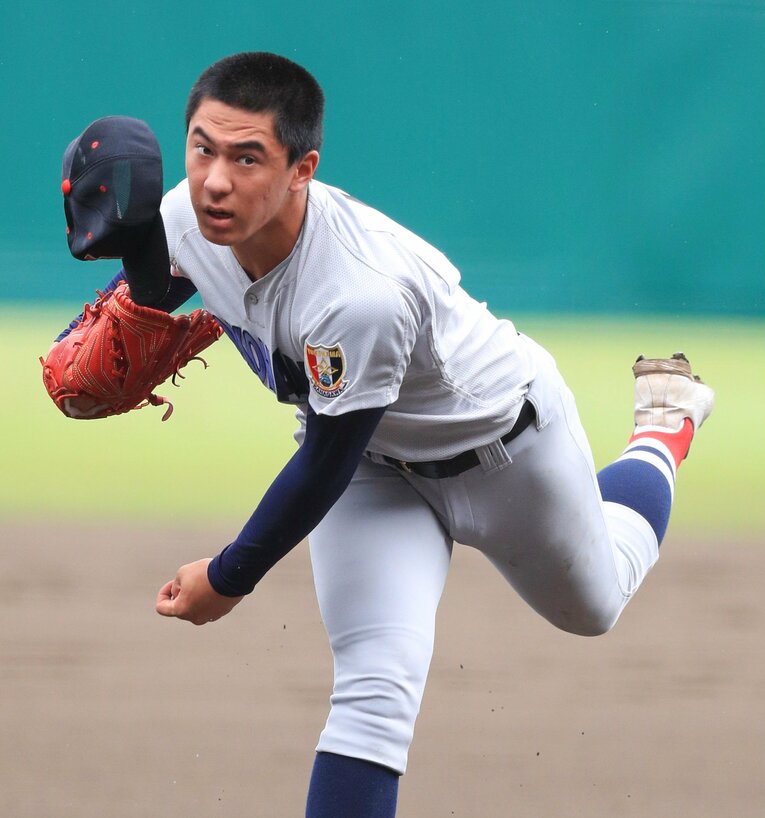 帽子を飛ばして力投する杉山　©JIJI PRESS