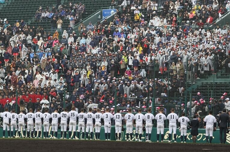 応援席に向かってあいさつする日本航空石川ナイン。常総学院との1点差ゲームは両チーム無失策のナイスゲームだった ／ photograph by JIJI PRESS