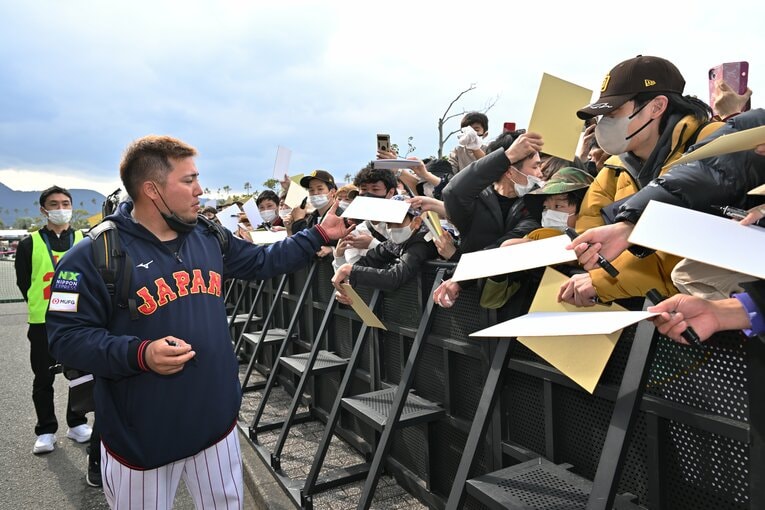 ファンのサインに対応する山川穂高　©Hideki Sugiyama