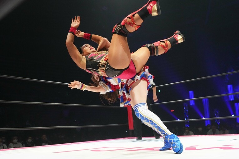 フルネルソンバスターを放つ荒井優希　©Essei Hara