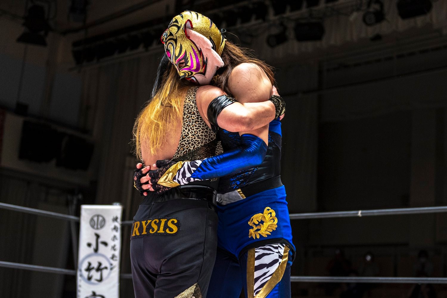 試合終了後にはリングで抱き合った2人