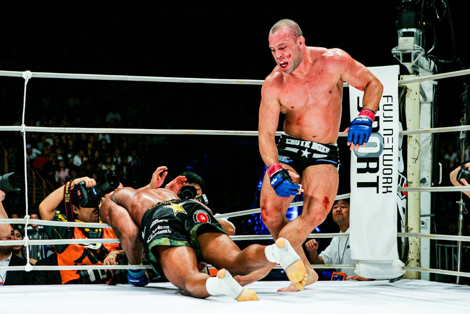 2004年10月の『PRIDE.28』。シウバの強烈な膝蹴りの連打でロープに崩れ落ちるジャクソン　©Susumu Nagao