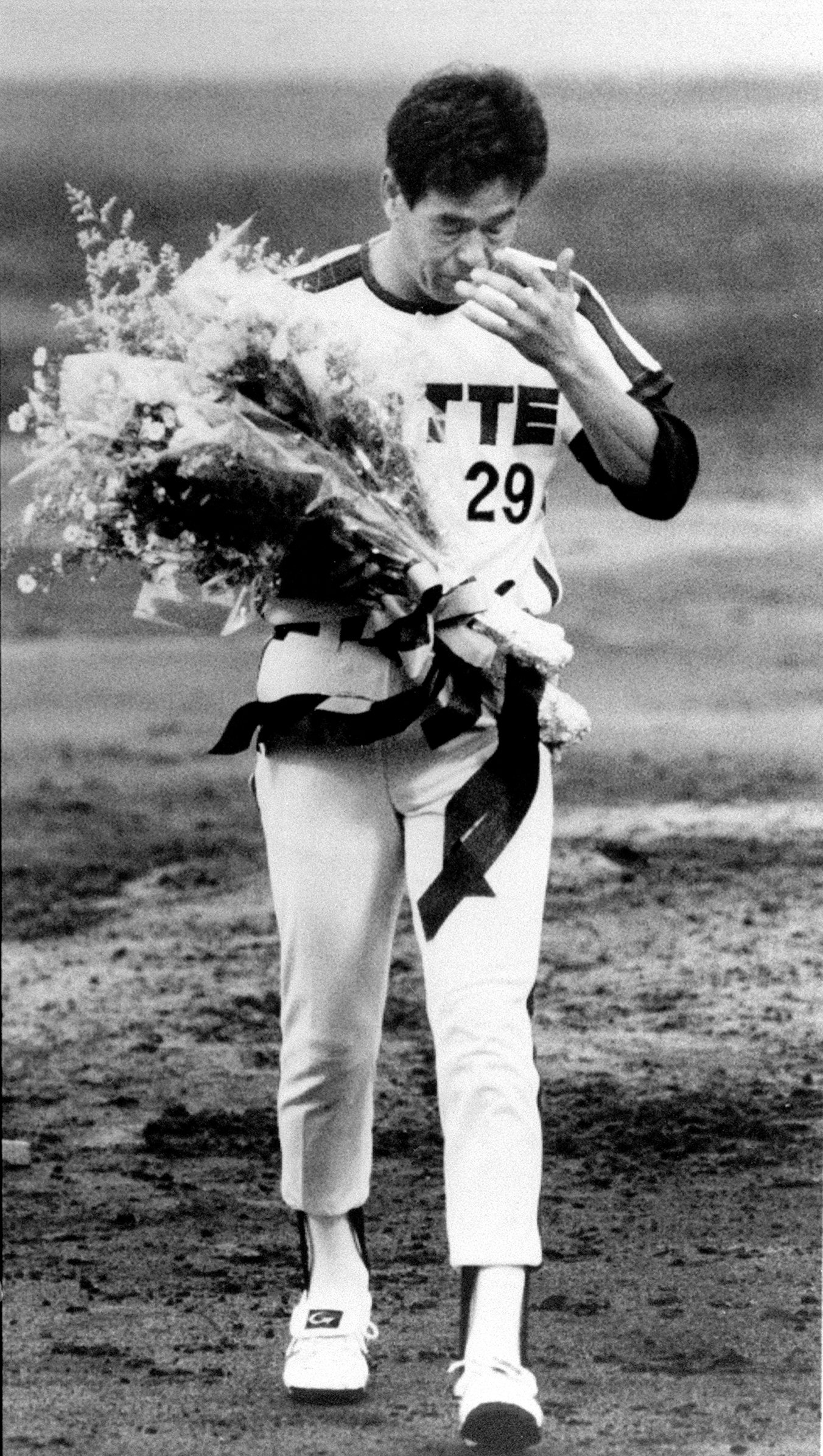 1990年10月13日「最後の登板」。ファンに挨拶をし、涙をこぼした ©KYODO