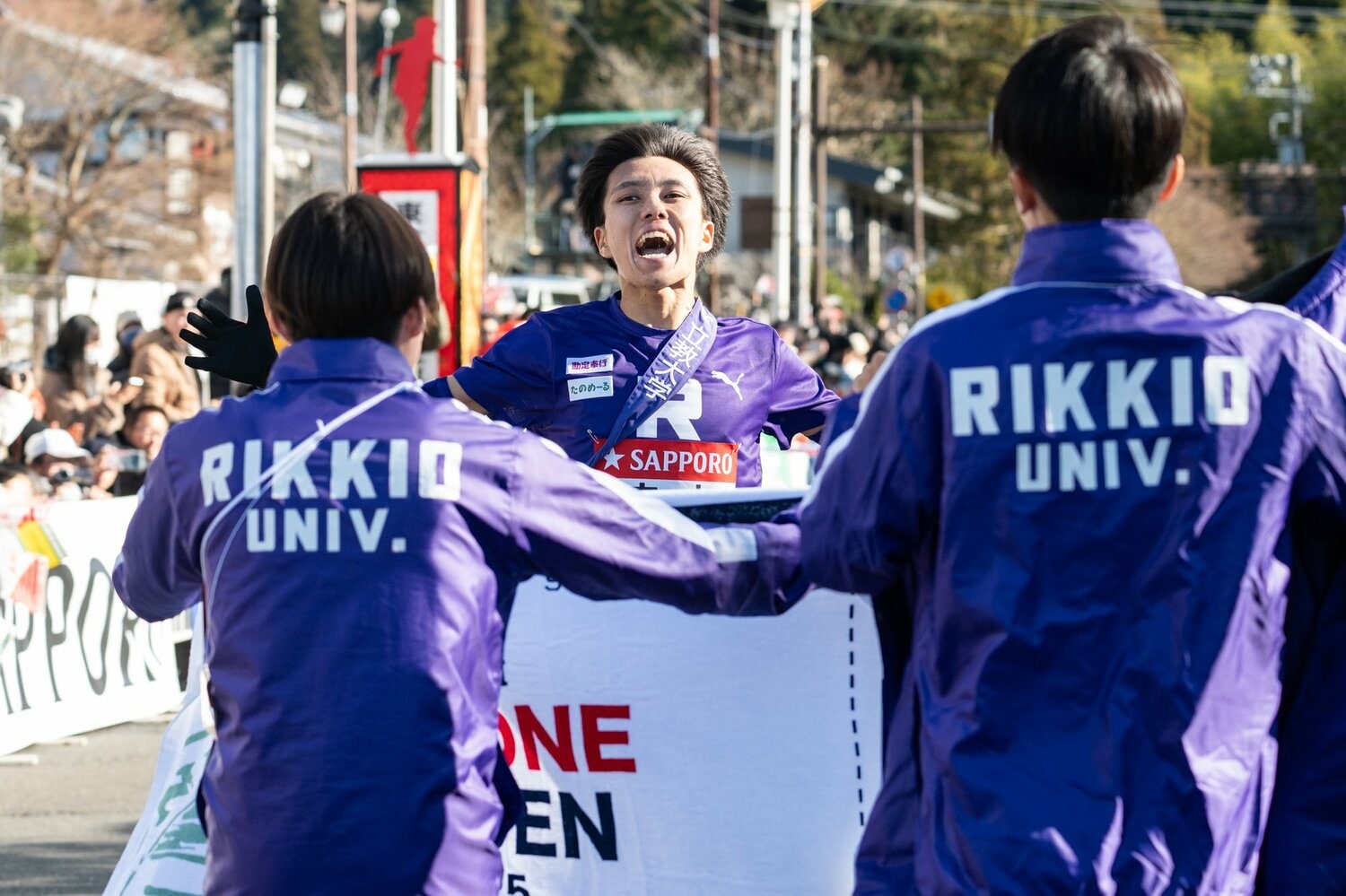 監督も「100点」という走りで往路8位。5区山本羅生のゴールをチームメイトも笑顔で迎えた ©Nanae Suzuki