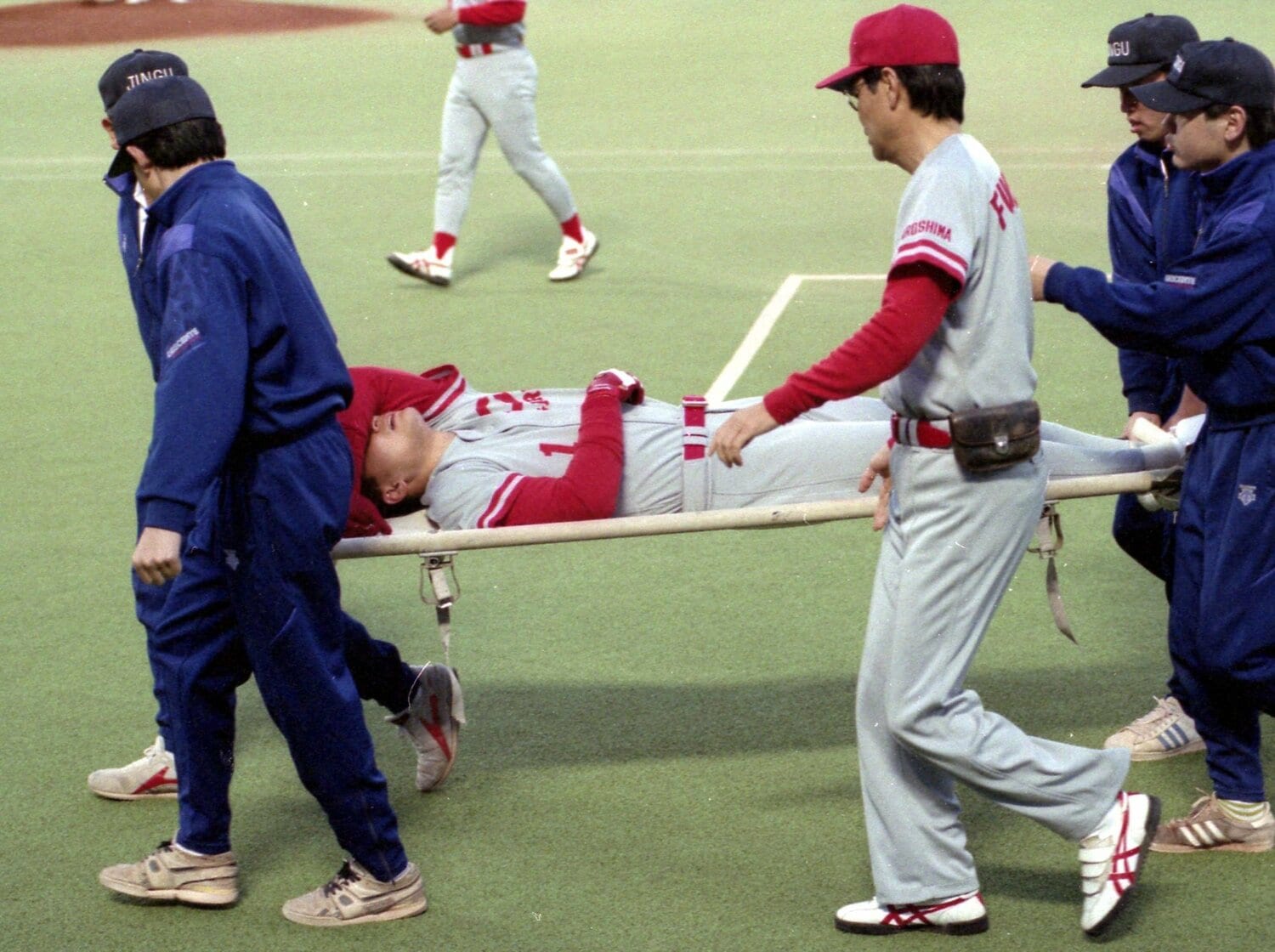 担架で運ばれる前田。近くの病院にて長期入院となった　©Sankei Shimbun