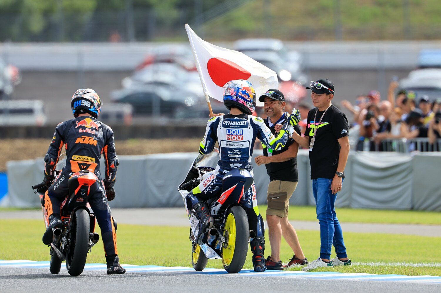 関係者の苦労の末、コース上で日章旗を受け取った佐々木　©Satoshi Endo